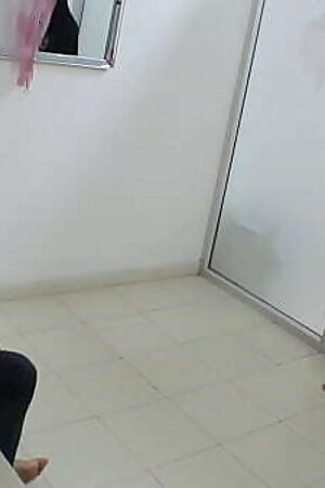 Encuentro a mi hermanastro masturb&aacute_ndose le ayudo d&aacute_ndole una buena mamada PARTE 1