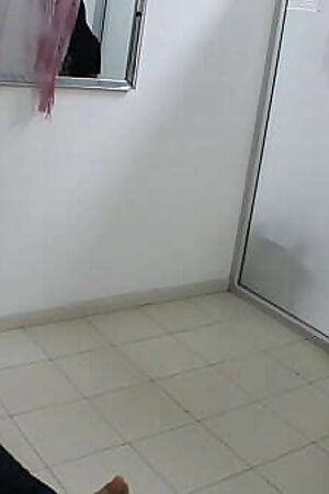 Encuentro a mi hermanastro masturb&aacute_ndose le ayudo d&aacute_ndole una buena mamada HISTORIA COMPLETA