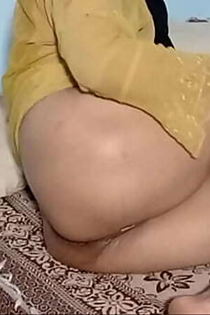 aisi gaand chudai sachi tumne dekhi, hard anal kr dala saali ka top fucking ki daba k while Muslim bhabhi in nakab