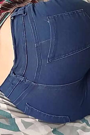 garchando un buen rato con mi compa&ntilde_era de cuarto en mi cama, le dejo la leche adentro de la concha