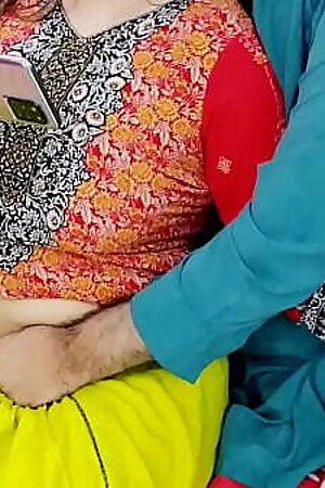 PAKISTANI REAL HUSBAND WIFE WATCHING DESI PORN ON MOBILE THAN HAVE ANAL SEX WITH CLEAR HOT HINDI AUDIO