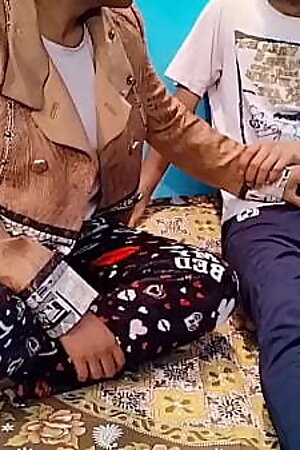 बीबी ने अपने पति को कम करने से रोका और अपनी चूत मरवाई