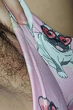 Xxx DESI Mi HERMANASTRA se quita las bragas y me ense&ntilde_a el co&ntilde_o y me pide que la folle cuando la familia no esta