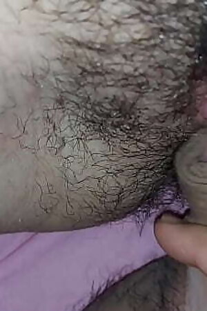 XXX Desi mi HERMANASTRA Me Muestra su co&ntilde_o bajo las sabanas y me pide que la folle