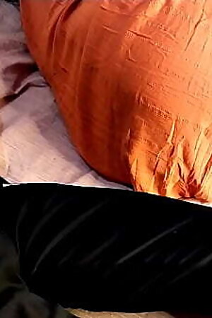 सौतेली मोसी ने सोते हुए दिखायी अपनी मोटी गाँड़