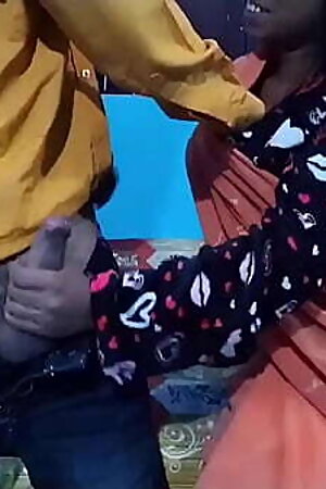 big boobs वाली भाभी की ब्रा से देवर रोमेंस कर रहा था भाभी ने पकड़ लिया