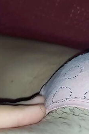 Xxx Desi Jugando Con Mi cu&ntilde_ada Entre Las Sabanas