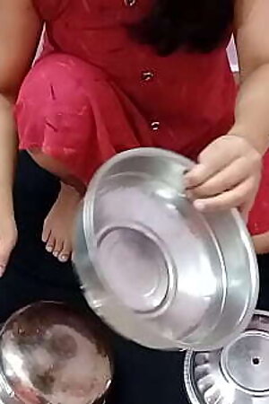 बर्तन बेचने आयी यंग भाभी को जमकर चोदा XXX Hindi Sex - साफ हिंदी आवाज में