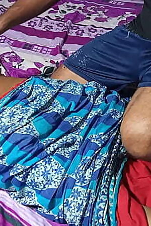 दोस्त की माँ ने पीठ मालिश के बहाने से चूत चुदाई - साफ हिंदी आवाज में   XXX Sex