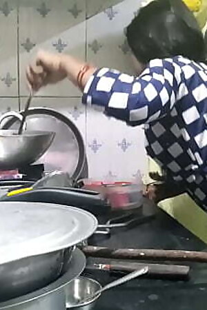 गाव से आही मेड को कुछ पत्ता नही था तो मालिक ने उसी का फायदा उटाया और मेड को चोद दिया(हिन्दी क्लीयर ऑडियो)