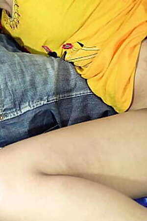 पड़ोस की खूबसूरत कुंवारी लड़की को उसी के घर में कुतिया बनाकर चोदा