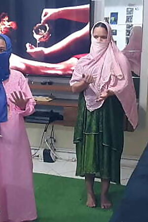 Hindi . Ap&oacute_s a massagem t&acirc_ntrica m&atilde_e oferece filha desi virgem