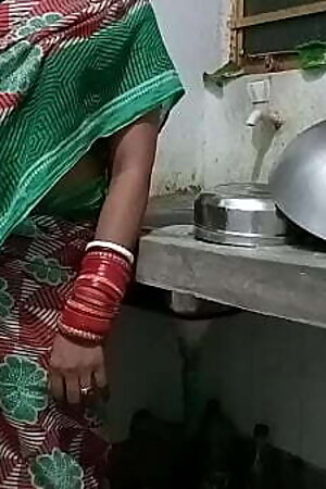 किचन में काम कर रही साली को जबरदस्ती चोदा बैडरूम में