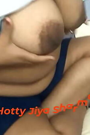 जिया भाभी की हिंदी सेक्स कहानी वीडियो कॉल पर सेक्स करके अपनी चूत का पानी निकालते हुए ।