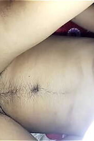 बाल वाली भाभी को मेज पर बिठाकर चोदा