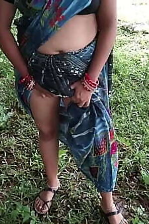 चाची को जंगल में मूतते हुए पकड़ा फिर घर आकर खूब चोदा