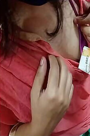 मैड को पर्स में पैसे चुराते पकड़ा फिर 200 रुपये में चोदा