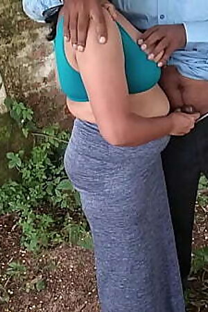 अजनबी ने माँ को जंगल के खंडहरों में पटाकर  घर में  चोदा