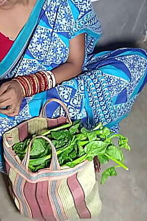 गाँव की लड़की ने सब्जी बेचते बेचते शहर वाले अंकल से चुदवाया