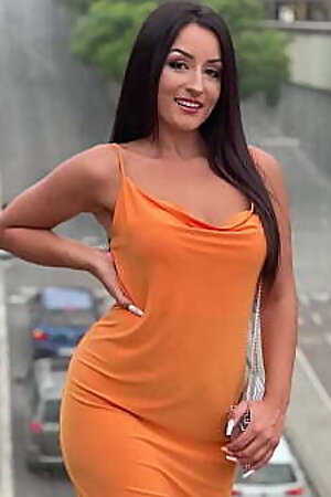 शॉपिंग माल से लड़की को उठाया और घर ले जाकर पटक के चोदा