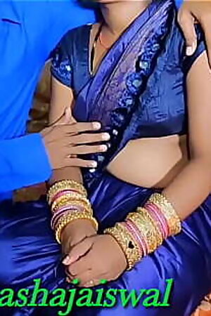 नीली साड़ी में बिस्तर पर देसी भारतीय भाभी की चुदाई