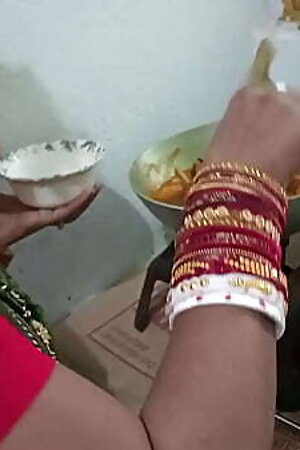 चिकन बना रही मैड को किचन स्टैंड पर चोदा  - साफ़ हिन्दी आवाज मे