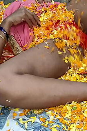 अपनी रांड गर्लफ्रेएंड को सुहागात के दिन पति से पहले चोदा। क्लीयर वॉयस।