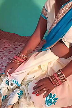 व्हाइट साड़ी में दीवाल चूची रगड़ रही देवर ने देखा जबरदस्ती चूत मारी और गाड़ की चुदाई जमकर चुदाई anal sex