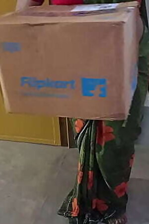 फ्लिपकार्ट डिलीवरी बॉय से सामान के पैसे के बदले चुदवाया