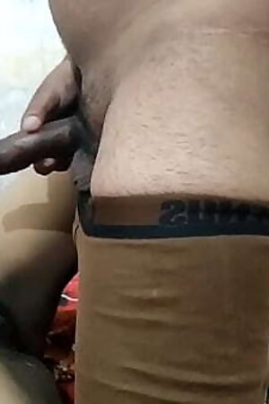 गाव मे नई आ ही भाभी को पड़ोस के भैया ने भाभी के ऊपर अपना पानी गिराया  क्रीमी वीडियो