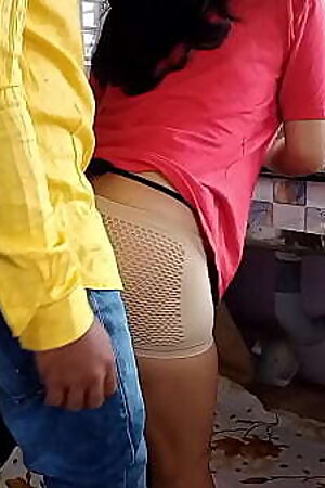 काम करने वाली बाई को किचन में सफाई करते चोदा XXX Maid Sex साफ हिंदी आवाज में