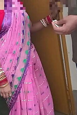 पानी का कैंपर वाले लड़ने ने मुझे कॉलोनी की सीढ़ियों पर चोदा