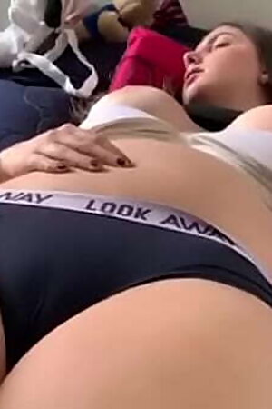 Despert&eacute_ a mi sobrina cogiendomela