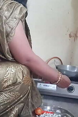 मॉर्निंग में मेड को खाना बनाते टाइम कुतिया बनाकर चोदा XXX maid Fuck