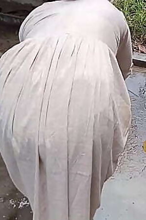 अजनबी पानी पीने अंदर आया और मुझे चोद कर चला गया