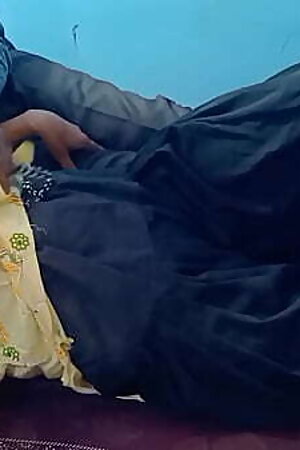 लड़की को कमरे में बुला कर उसके ही बिस्तर पर लिटा कर