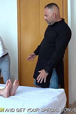 महिला के पति के सामने डॉ. ने उसके साथ बदसलूकी किया और उसे चोदा