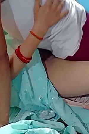 पड़ोस की भाभी को घर बुला कर अपने ही बिस्तर पर