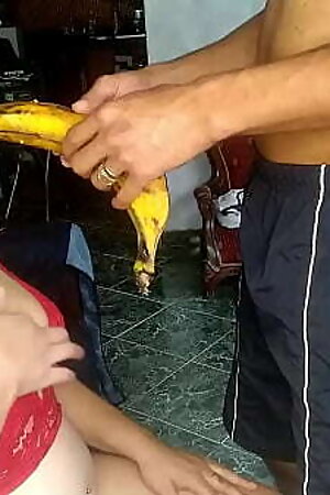 el juego de los sabores. prueba diferentes alimentos y termina con una sorpresa en su boca con final feliz con actor juan cock