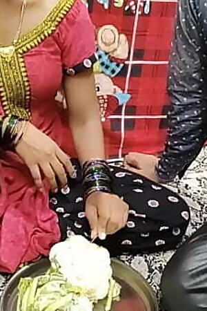 इंडियन मेड सब्जी काट रही तब उसका साहब आया और उसको जबरदस्त चोदा