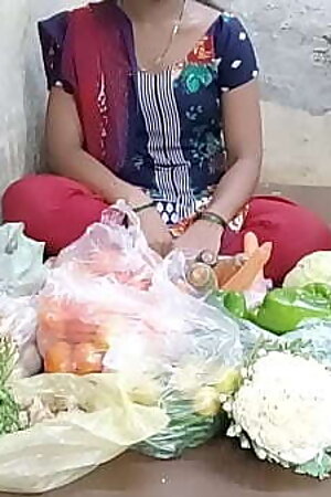 देसी लड़की ने सब्जी बेचते बेचते सब्जी खरीदने वाले से चुदाया