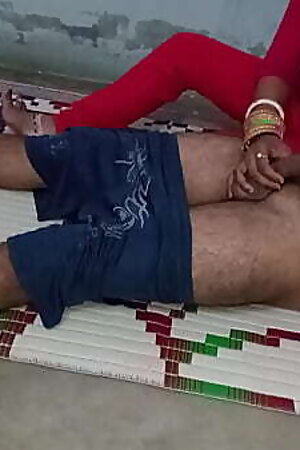 नौकरानी की जवान लड़की को लण्ड चुसाया और बोबे दबाये Indian Maid XXX