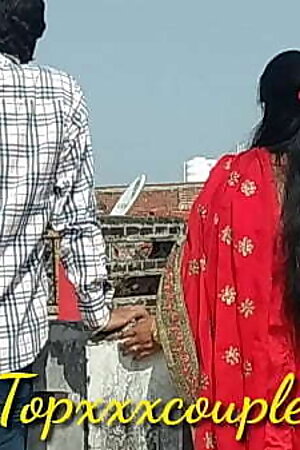 छत पर टहल रही पड़ोसी की नई-नवेली दुल्हन को पटाकर चोद ड़ाला