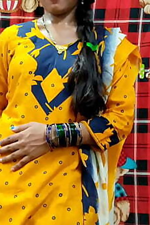 येलो ड्रेस पहनी नई भाभी को  अपने रूम बुलाकर पड़ोस ने चोदा(डर्टी टॉक)