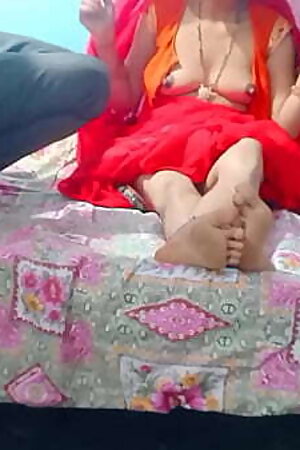 घर में जब कोई नहीं था भाभी ने देवर से मस्ती में उठा दिया पेटीकोट