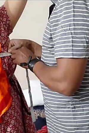 अवनी की चुत का टेलर ने लिया नाप की तकिया रख कर चुदाई