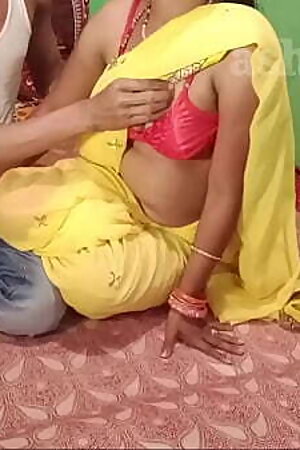 पीली साड़ी में छोटी स्टेप से चुदाई आप तो  मस्त  लग रही हो हिंदी