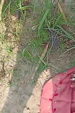 गांव वाली गर्लफ्रेंड की चूची दबा दबा कर चूत का पानी निकाल दिया