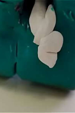 Pollazo se encuentra con dinosauria cachindisima y le parte el culo hasta correrse en la mesa de arte