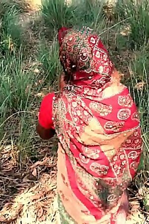 देसी भाभी की जंगल मे चुदाई